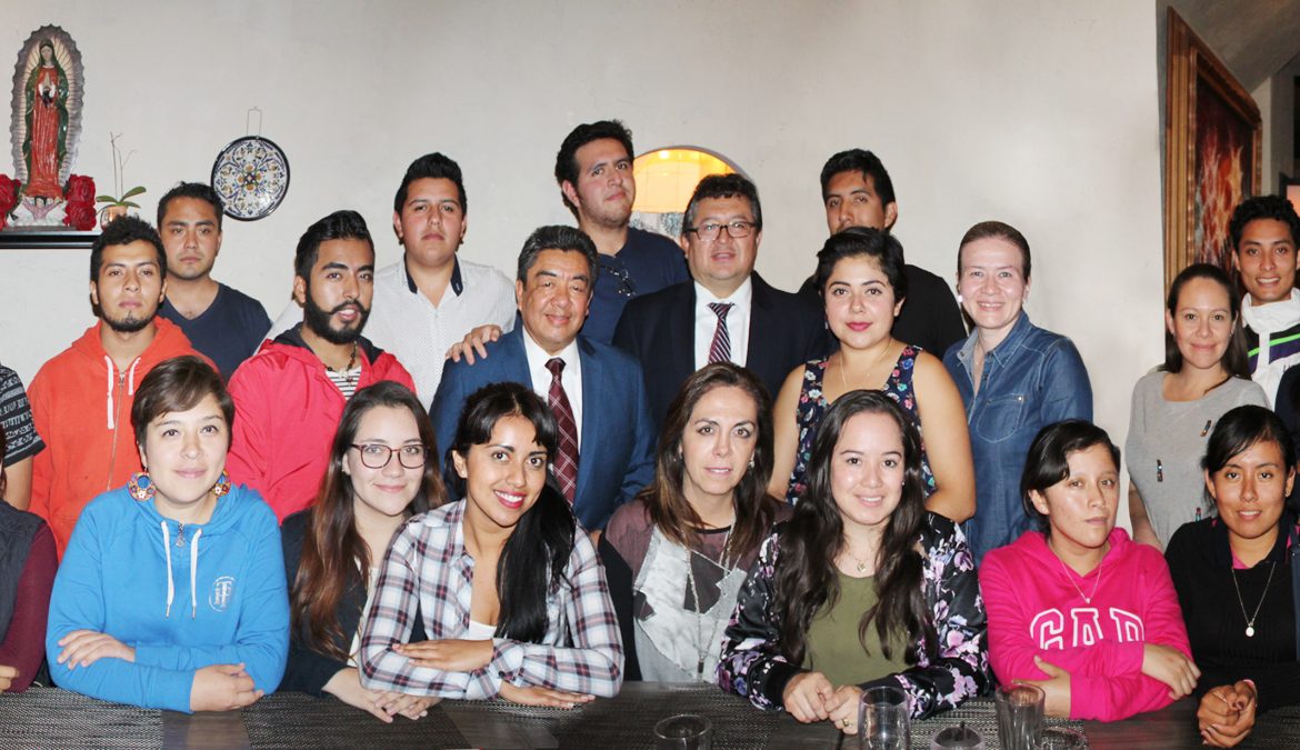 Cena en honor a estudiantes de Puebla